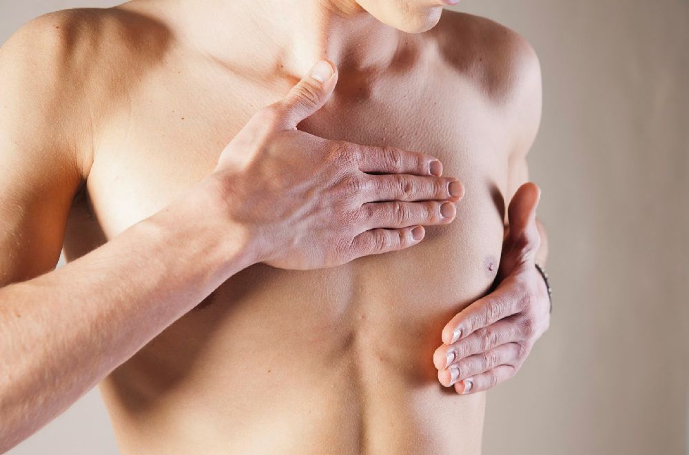 從乳暈上判斷是胸肌還是「男性女乳症」？定義、自我檢測、治療方式整理